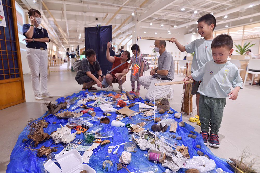 In addition to the indoor competition, nine booths were set up outside the competition hall to provide the public with a deeper understanding of various environmental issues. This initiative aimed to engage and educate visitors on different aspects of environmental conservation. (Photo by Lai Tong Heng)