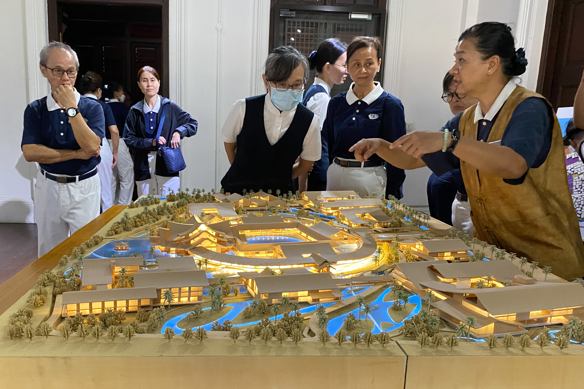 团队聆听槟城团队分享峇都加湾的慈济园区的规划和愿景。摄/ 李明慧