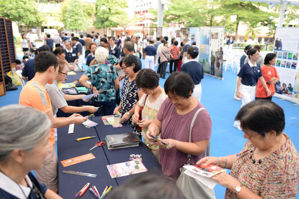 活动开始前，场内的手工区挤满了民众，他们对志工的巧思利用回收物将废弃的东西重新做成有用的东西感到很好奇，大家都尝试动手制作，做得不亦乐乎。（摄 / 蔡佑良）