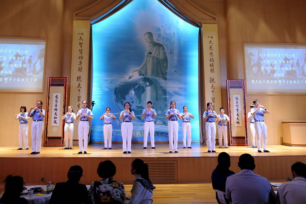 Students from the Tzu Chi Teenagers’ Class presenting a sign language performance on stage (Photo by Tim Wong)