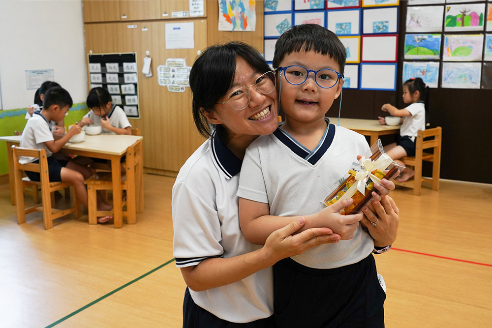 The children presenting gifts to their teachers.